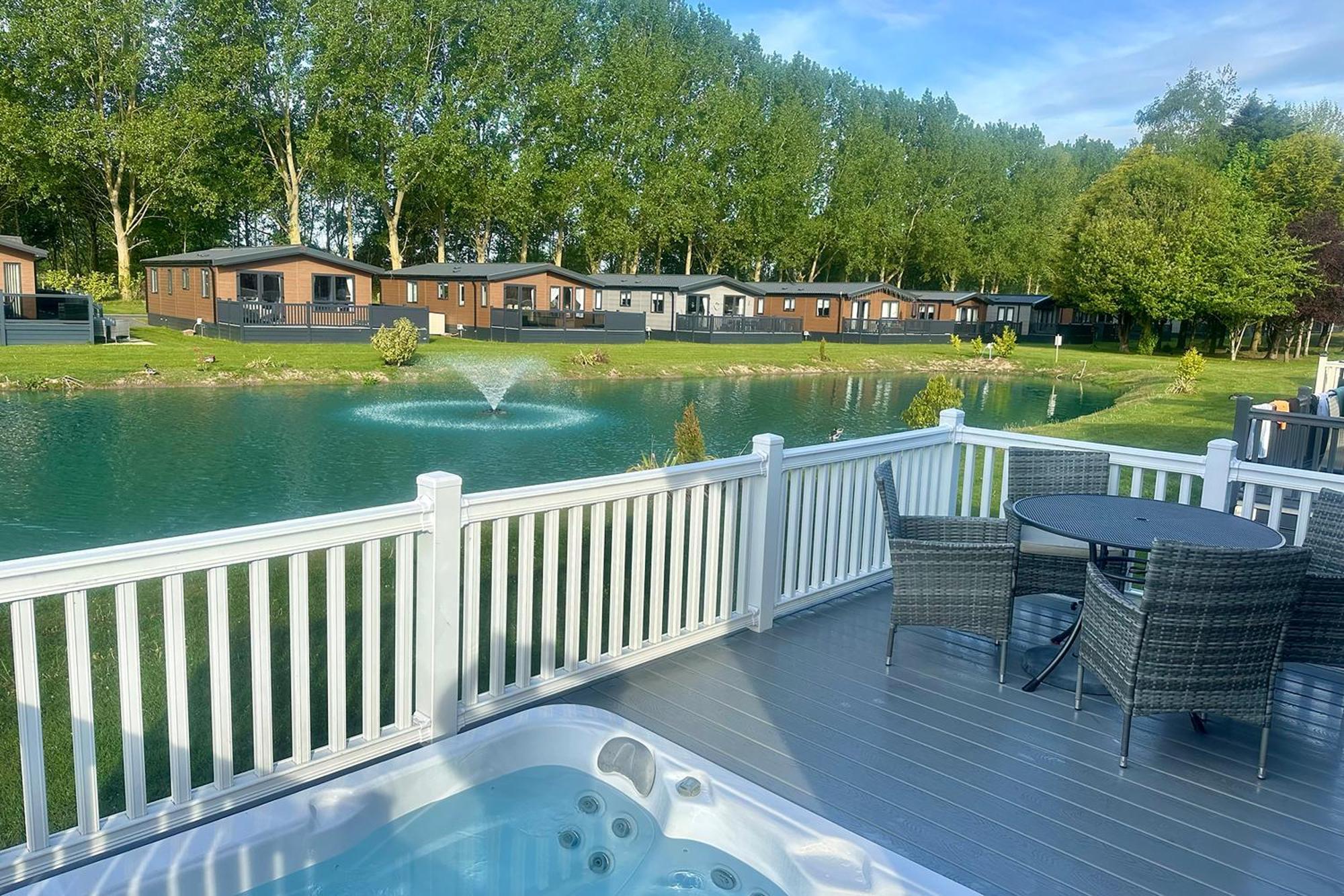 Honey Bee Lodge With Hot Tub - York, York